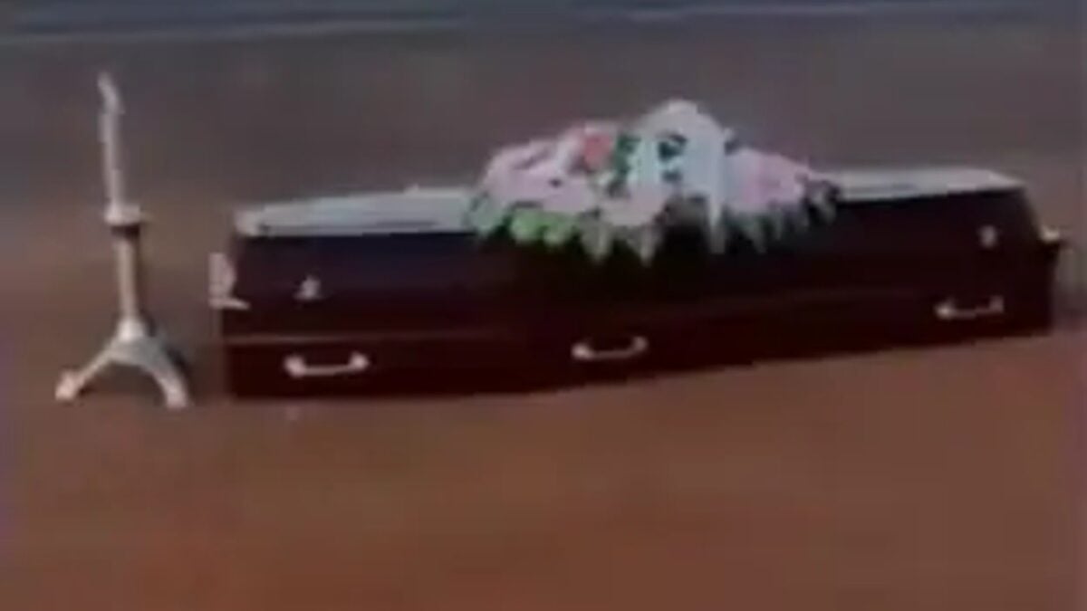 Caixão com corpo cai de carro funerário na BR-153